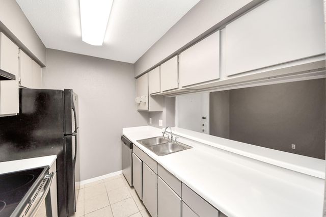 3105 Walnut Bend Ln 32, Houston, TX 77042