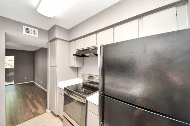 3105 Walnut Bend Ln 32, Houston, TX 77042