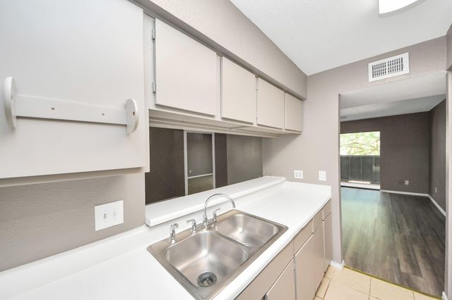 3105 Walnut Bend Ln 32, Houston, TX 77042