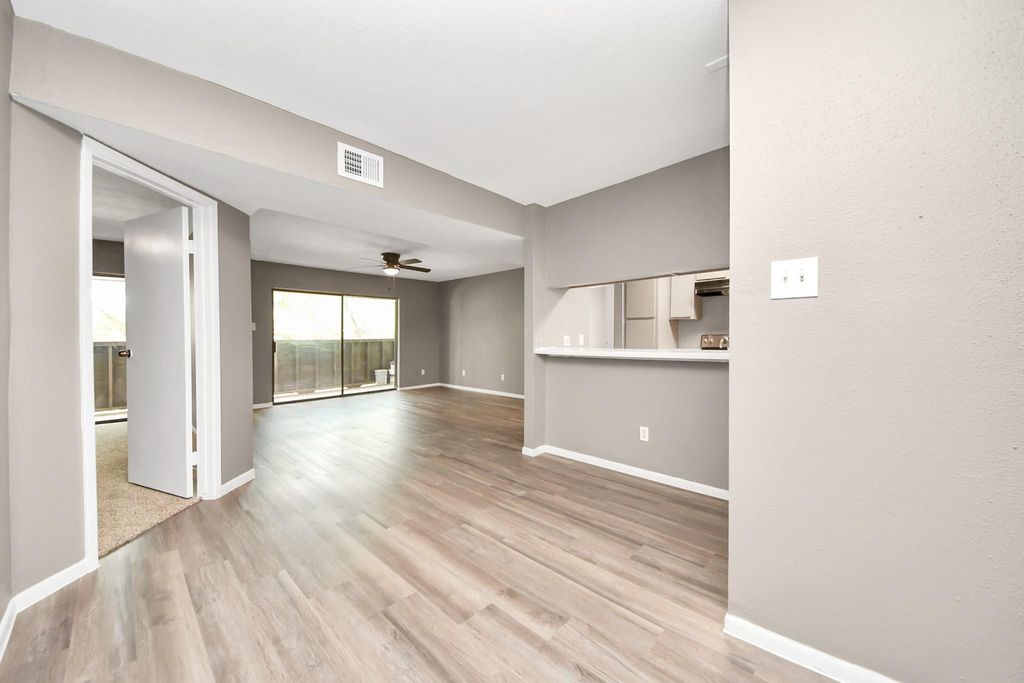3105 Walnut Bend Ln 32, Houston, TX 77042