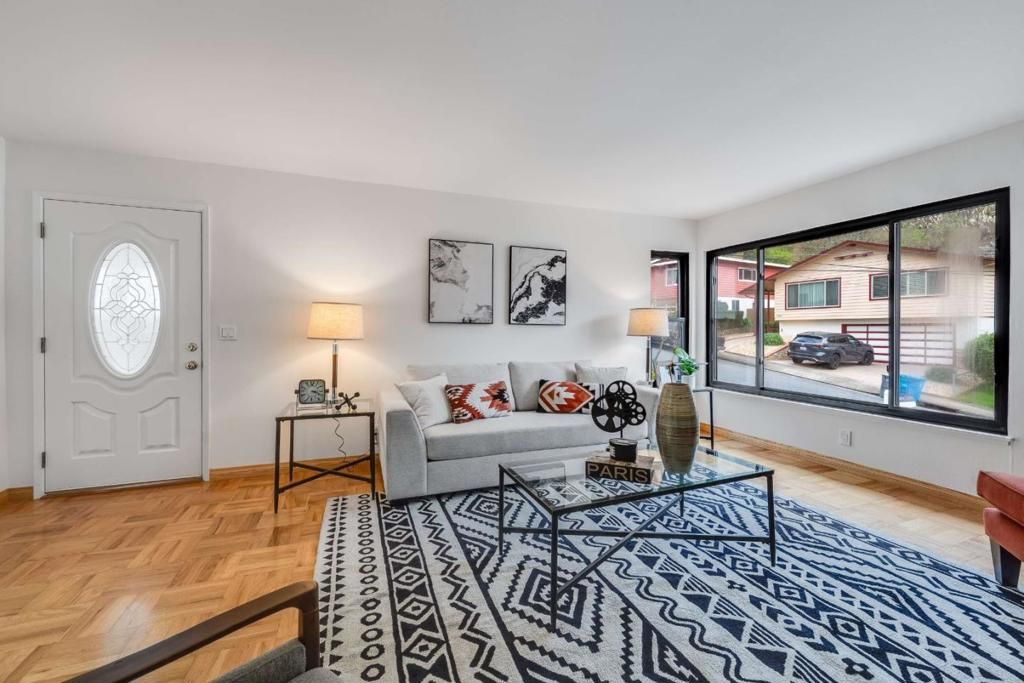 Image 5 of property listing at 1536 Valdez Way, Pacifica, CA 94044