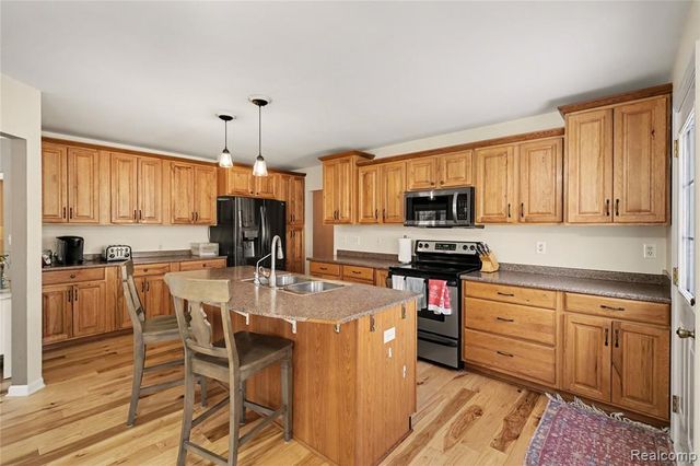 8530 Pineview Lake Drive, Linden, MI 48451