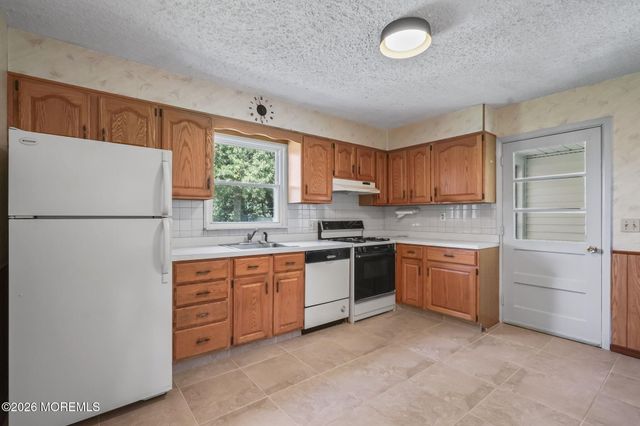 20 Brentwood Avenue, Freehold, NJ 07728