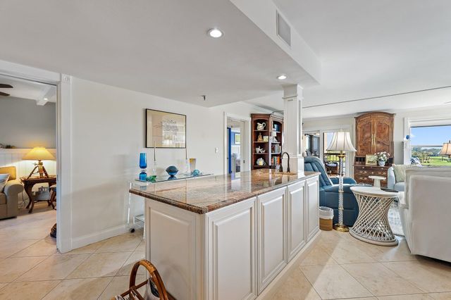 374 Golfview Road 405, North Palm Beach, FL 33408