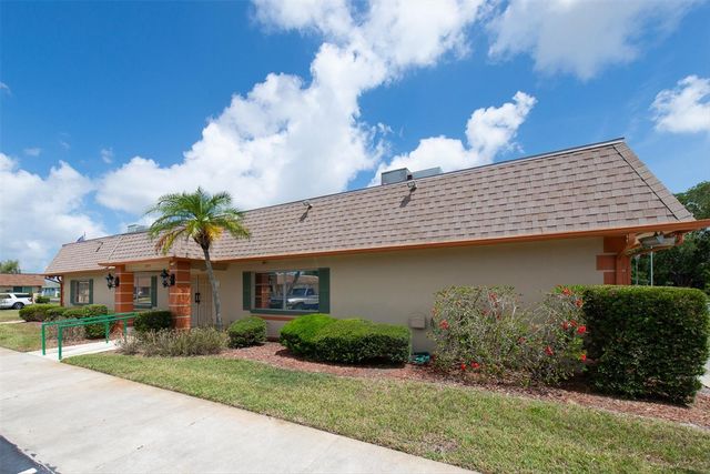 6915 VERSAILLES N, Pinellas Park, FL 33781