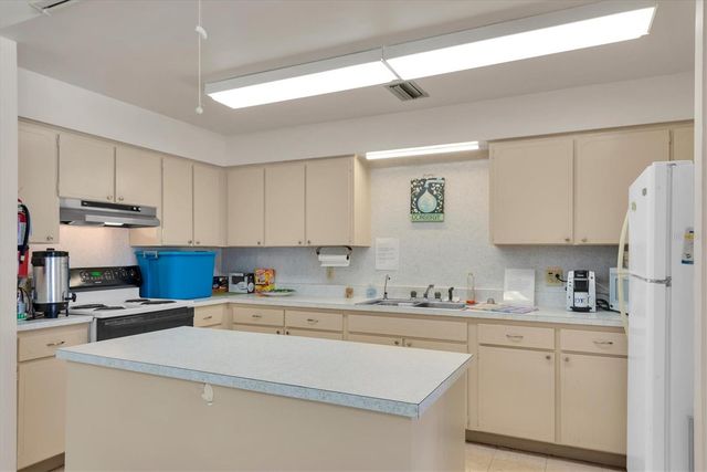 6915 VERSAILLES N, Pinellas Park, FL 33781