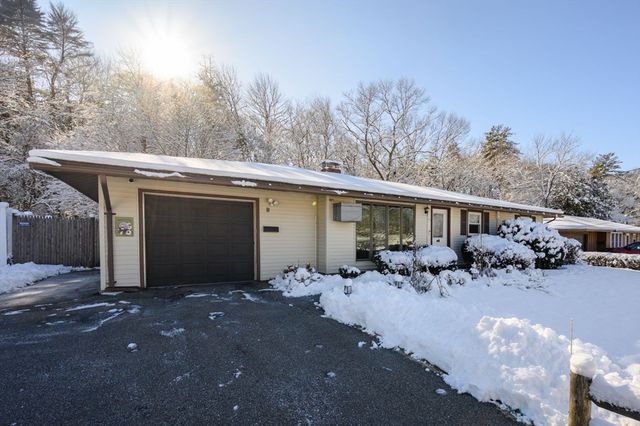 95 Rindone St, Holbrook, MA 02343