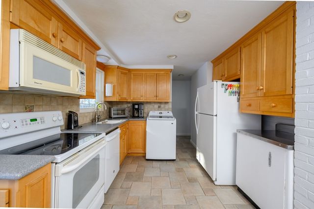 95 Rindone St, Holbrook, MA 02343