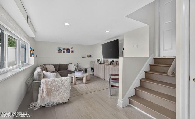 31 Peach Tree Road, Oakhurst, NJ 07755