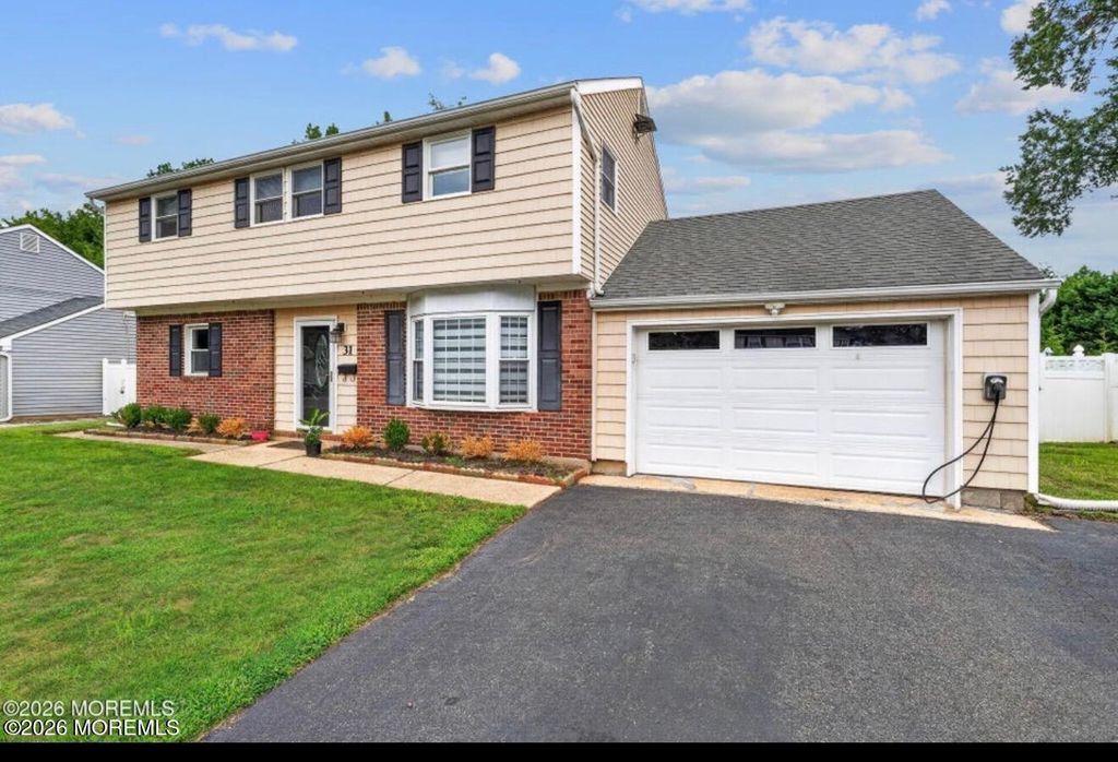 31 Peach Tree Road, Oakhurst, NJ 07755
