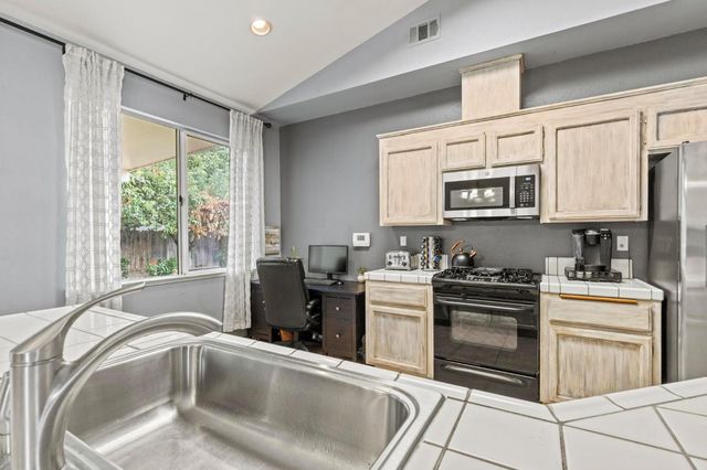 2441 Dove Ct, Yuba City, CA 95993