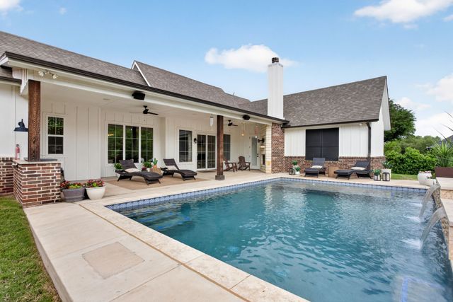 4004 Legend Trail, Granbury, TX 76049