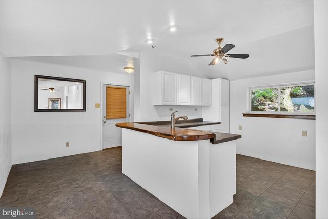 6710 RIVER DR, York, PA 17406