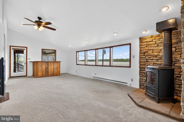 6710 RIVER DR, York, PA 17406