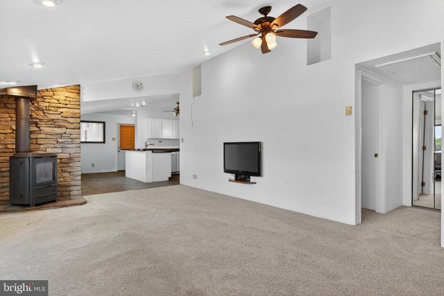 6710 RIVER DR, York, PA 17406