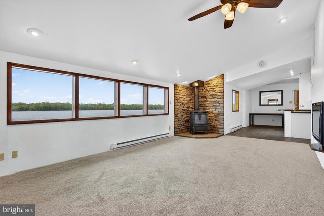 6710 RIVER DR, York, PA 17406