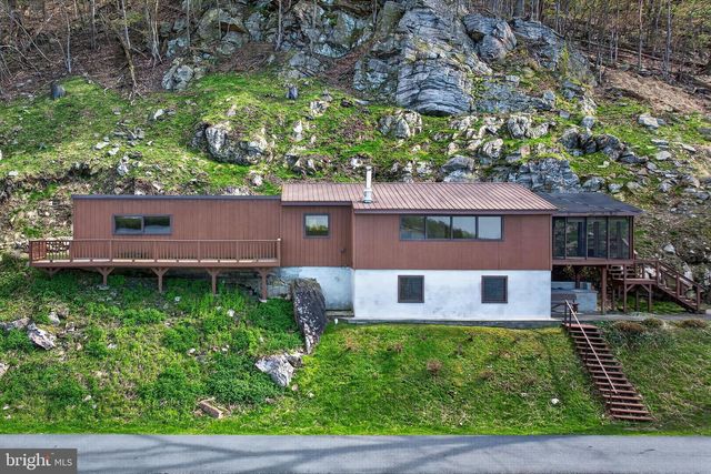 6710 RIVER DR, York, PA 17406