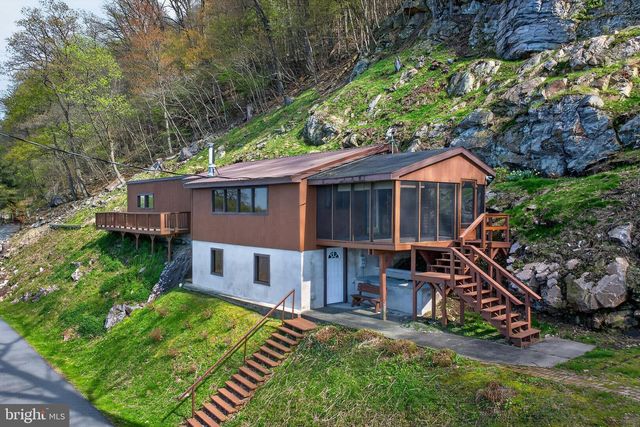 6710 RIVER DR, York, PA 17406