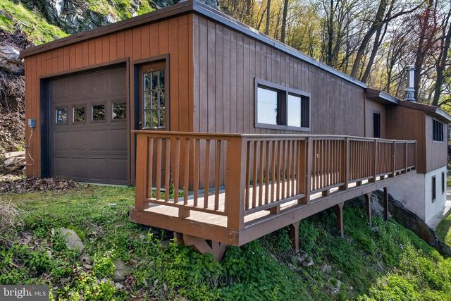 6710 RIVER DR, York, PA 17406