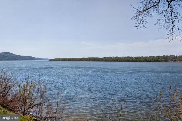 6710 RIVER DR, York, PA 17406