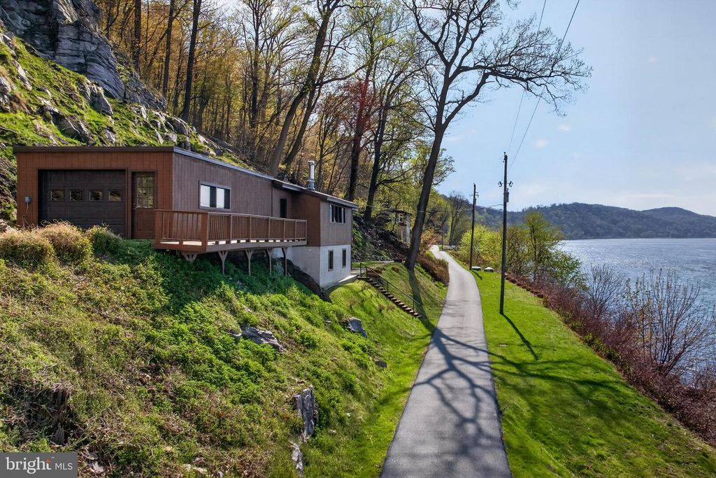 6710 RIVER DR, York, PA 17406