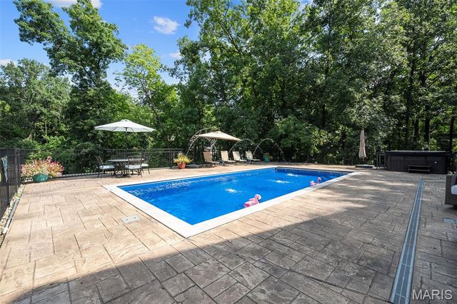 12925 Topping Estates Drive, Town And Country, MO 63131