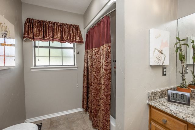 1907 Woodlawn Court, Gainesville, TX 76240