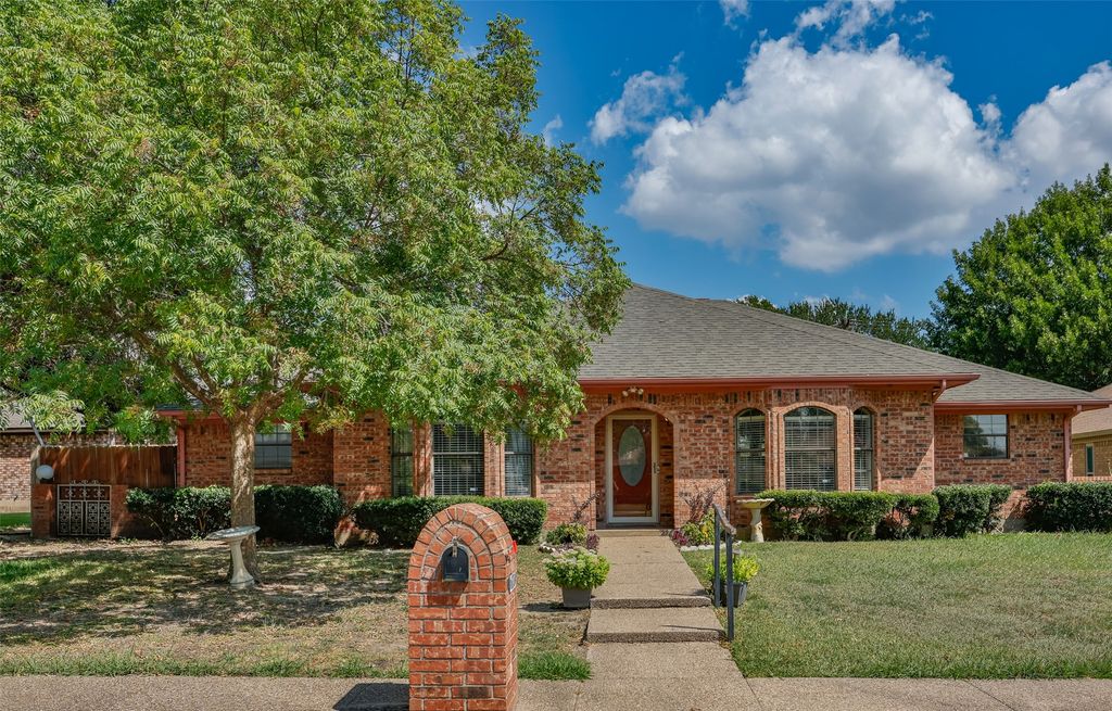 1907 Woodlawn Court, Gainesville, TX 76240