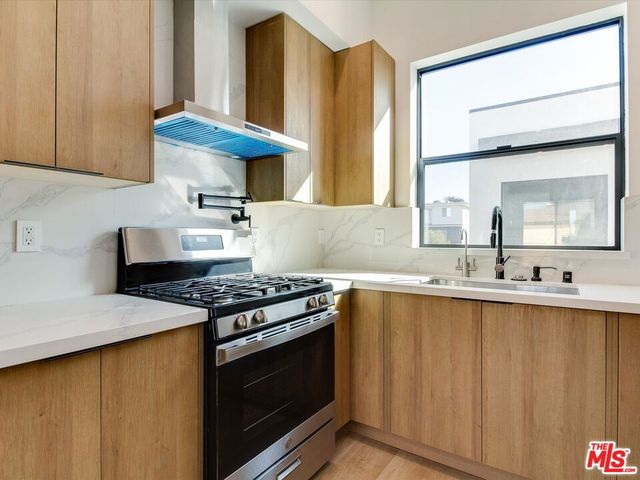 2817 S Redondo Boulevard, Los Angeles, CA 90016