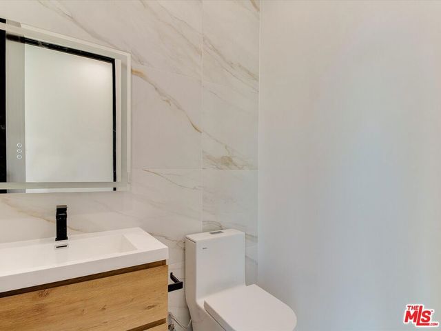 2817 S Redondo Boulevard, Los Angeles, CA 90016