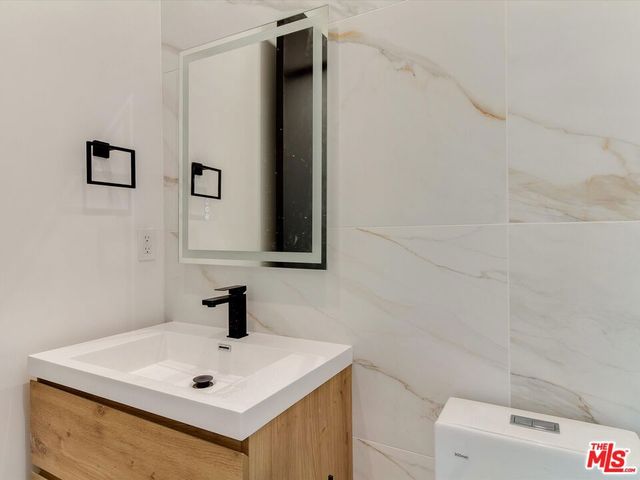 2817 S Redondo Boulevard, Los Angeles, CA 90016