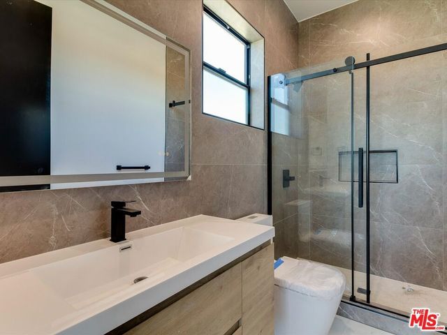 2817 S Redondo Boulevard, Los Angeles, CA 90016