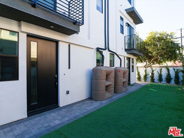 2817 S Redondo Boulevard, Los Angeles, CA 90016