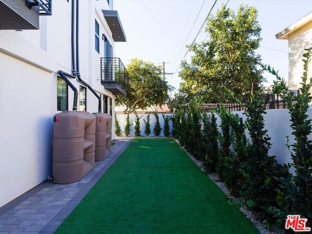 2817 S Redondo Boulevard, Los Angeles, CA 90016