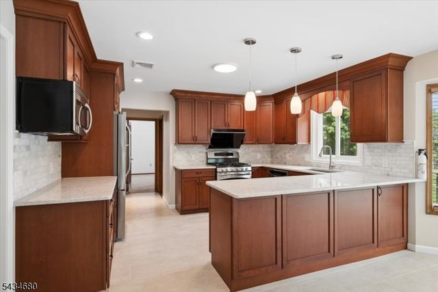 5 Glen Ridge Dr, Washington Twp., NJ 07853