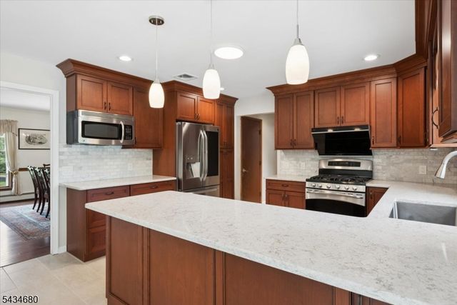 5 Glen Ridge Dr, Washington Twp., NJ 07853