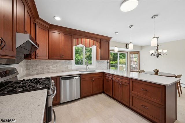 5 Glen Ridge Dr, Washington Twp., NJ 07853