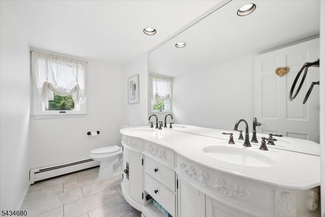 5 Glen Ridge Dr, Washington Twp., NJ 07853
