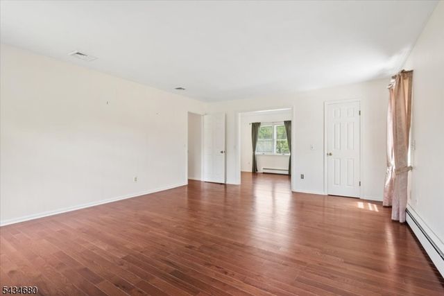 5 Glen Ridge Dr, Washington Twp., NJ 07853