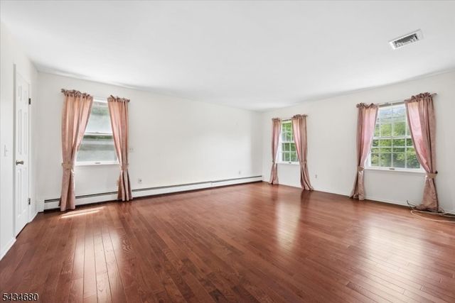 5 Glen Ridge Dr, Washington Twp., NJ 07853
