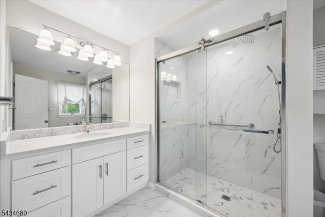 5 Glen Ridge Dr, Washington Twp., NJ 07853