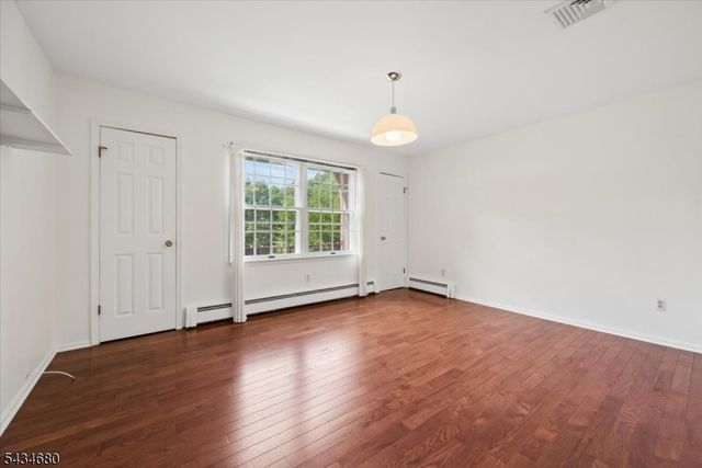 5 Glen Ridge Dr, Washington Twp., NJ 07853