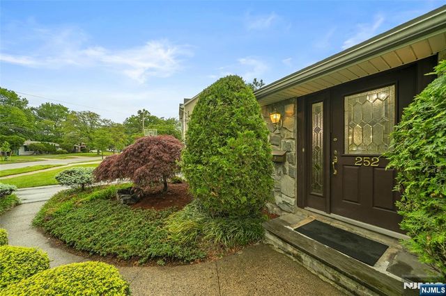 252 Oak Avenue, River Edge, NJ 07661