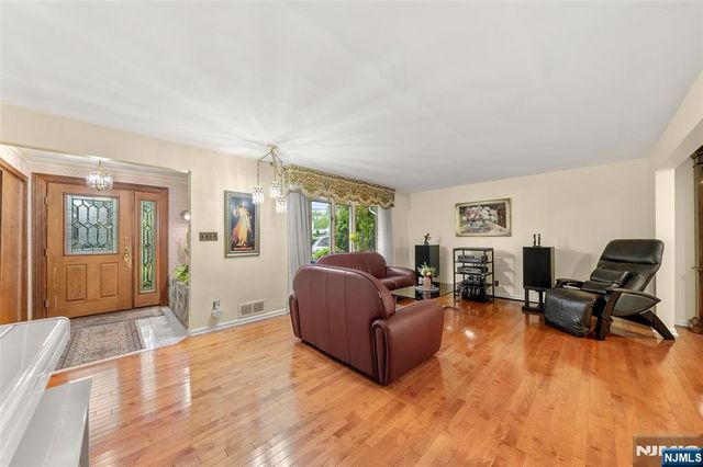 252 Oak Avenue, River Edge, NJ 07661