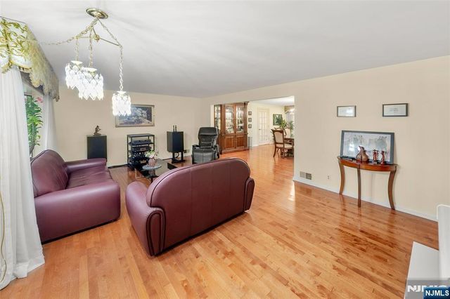 252 Oak Avenue, River Edge, NJ 07661