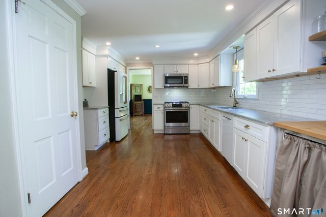19 Lawton Drive, Simsbury, CT 06070