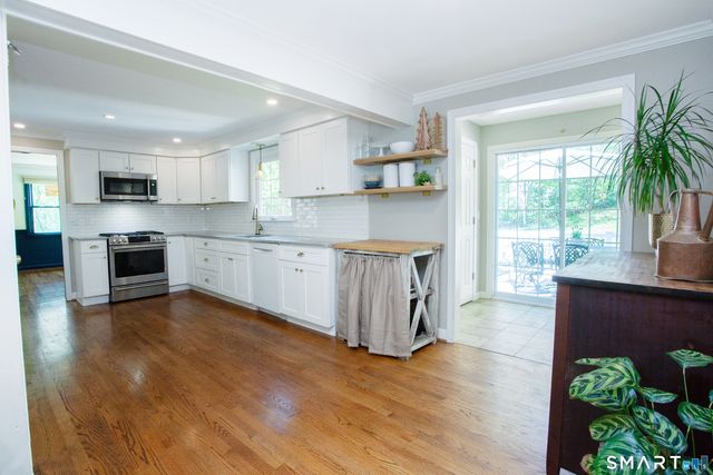 19 Lawton Drive, Simsbury, CT 06070