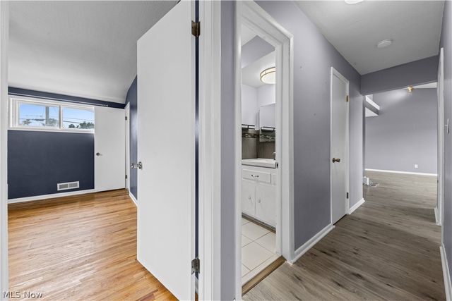 578 E Dartmoor Avenue, Seven Hills, OH 44131