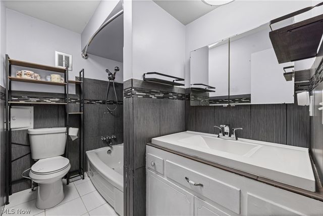 578 E Dartmoor Avenue, Seven Hills, OH 44131