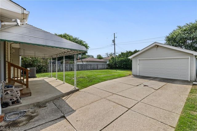 578 E Dartmoor Avenue, Seven Hills, OH 44131